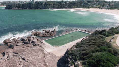 playa de agua dulce vacía y piscina rocosa junto al mar durante la pandemia de covid-19 en nsw, australia
