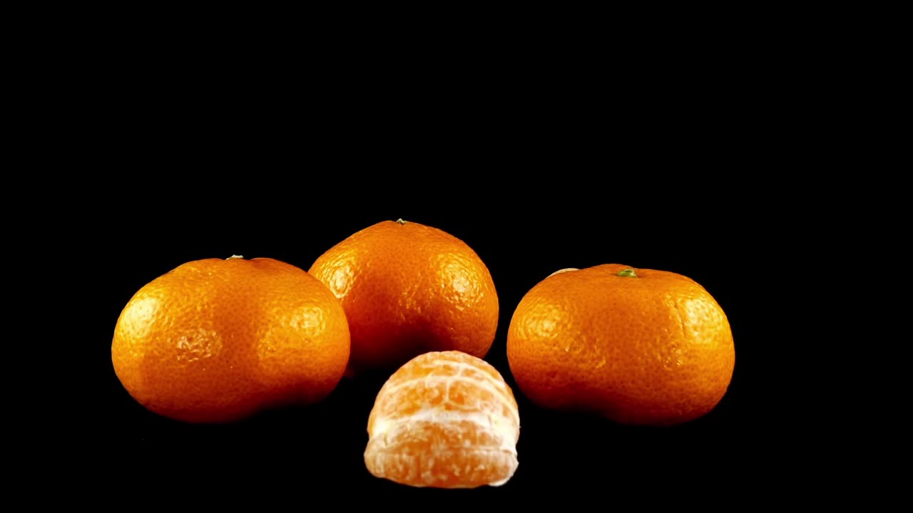 Buah jeruk mandarin di latar belakang hitam