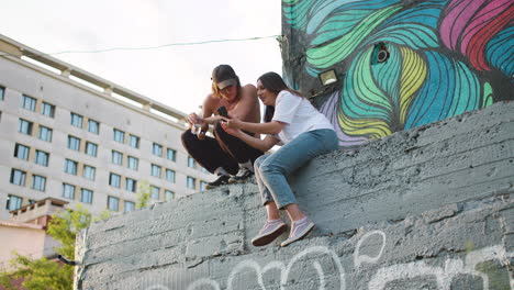 Menschen-Oben-Auf-Der-Mauer