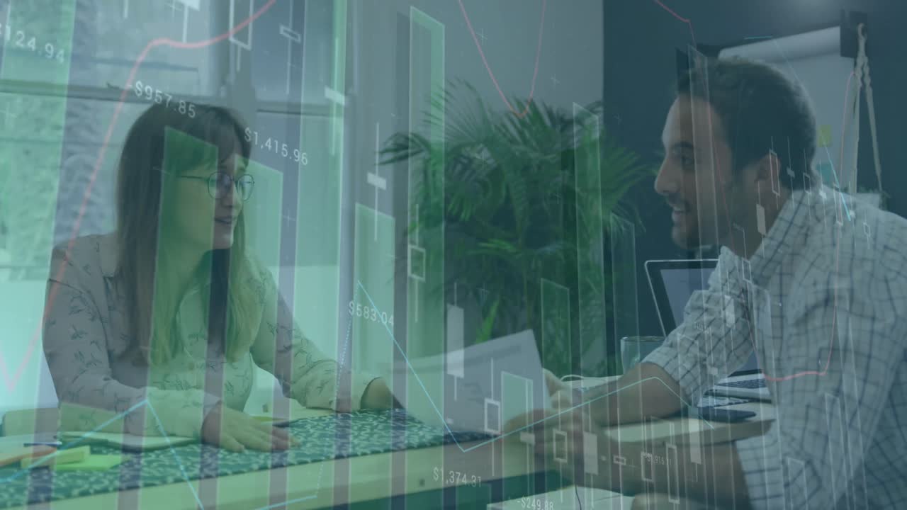 animación de múltiples gráficos con números cambiantes, compañeros de trabajo caucásicos discutiendo informes en la oficina
