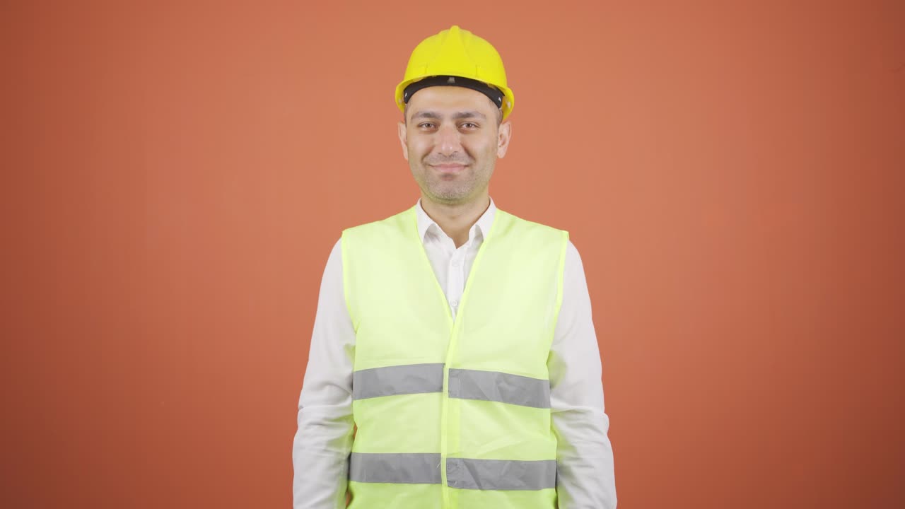 el ingeniero aprueba las noticias que escuchó.