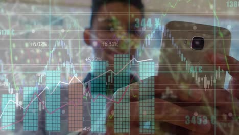 animación del procesamiento de datos estadísticos y financieros sobre el hombre biracial usando un teléfono inteligente.