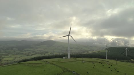 Turbinas-Eólicas-Sobre-Montañas-De-Pastos-En-Una-Mañana-Nublada-En-El-Condado-De-Wicklow,-Irlanda
