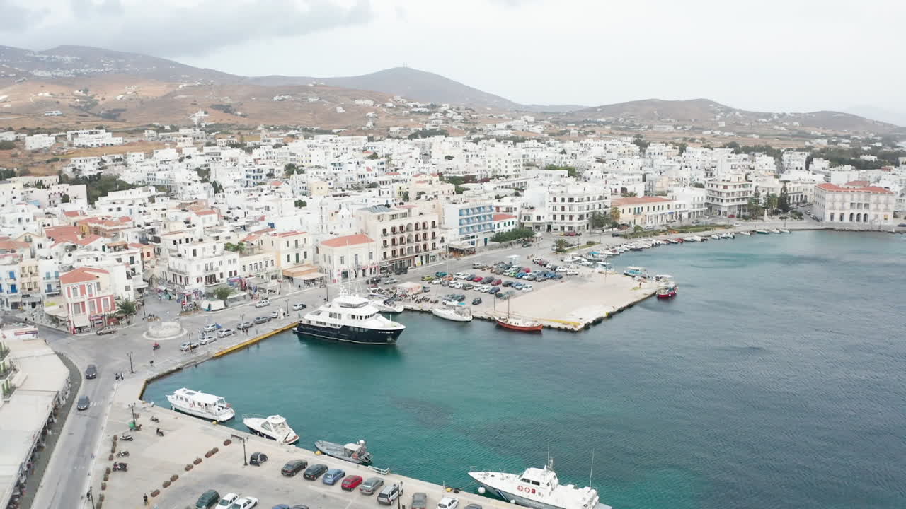 vuelo aéreo de drones sobre el área de la bahía en el puerto de tinos en grecia