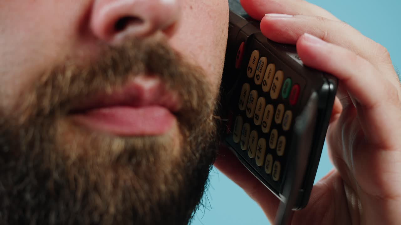 은 플립 전화로 이야기하는 남자의 클로즈업