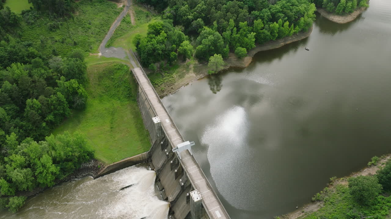 visita aérea de la presa del lago nimrod: construida por el cuerpo de ingenieros del ejército, capturada en un sobrevuelo circular de drones, arkansas, ee.
