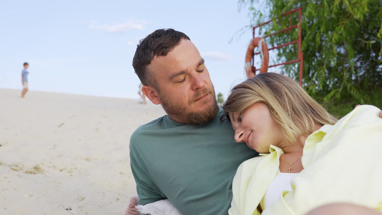 커플이 웃고 안고