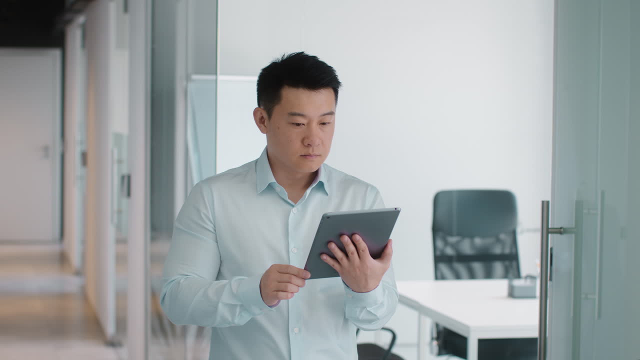hombre de negocios usando una tableta en el corredor de la oficina