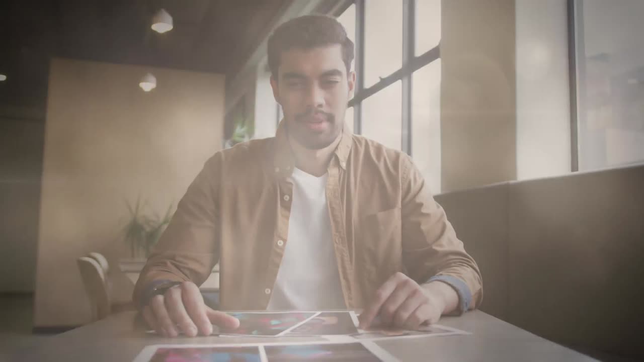 animación de puntos de luz sobre hombre de negocios de raza mixta mirando a la cámara