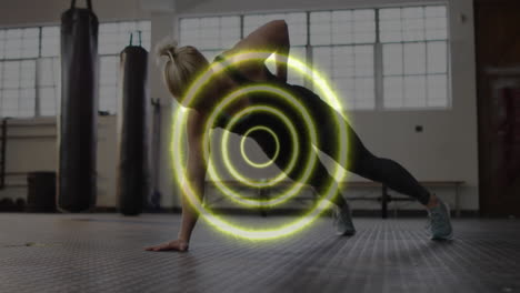 persona haciendo ejercicio en el gimnasio con círculos concéntricos animación sobre ellos