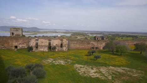 castillo de mourao y embalse de presa de alqueva en alentejo, portugal