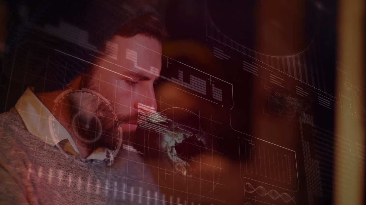 animación de la interfaz con el procesamiento de datos sobre el hombre caucásico utilizando la computadora en la oficina