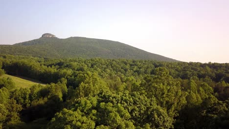 Antena-De-Montaña-Piloto-En-El-Fondo-Mientras-El-Dron-Empuja-Hacia-La-Cumbre-En-4k