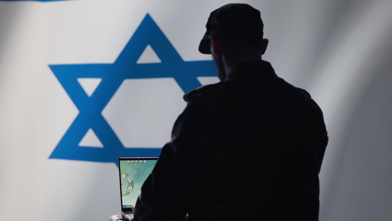 L'operatore dell'esercito israeliano usa un software sul portatile per comunicare informazioni