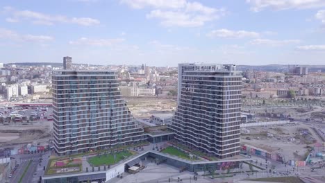 Eröffnungsluftaufnahme,-Die-Das-Stadtzentrum-Von-Belgrad-Und-Die-Uferpromenade-Von-Belgrad-Im-Hintergrund-Zeigt