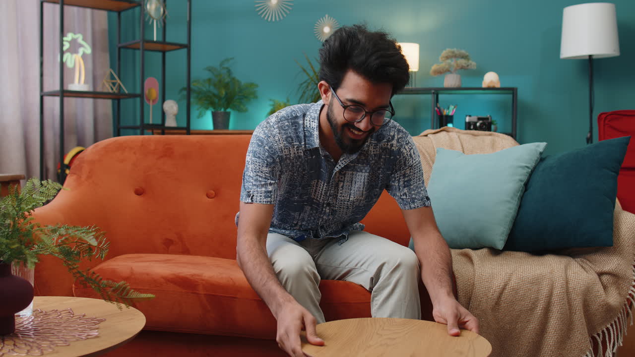 hombre indio acabado montaje de muebles en casa apartamento exitoso mesa recoger reparación fijación