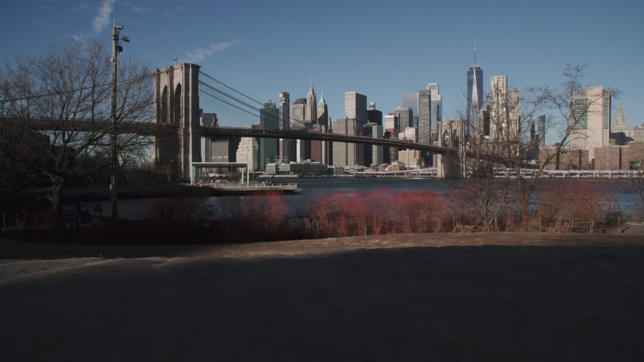 Lo skyline di New York City in una mattina d'inverno. Ripreso dal Brooklyn Bridge Park con vista sull'East River, sul Ponte di Brooklyn e sul distretto finanziario di Manhattan.