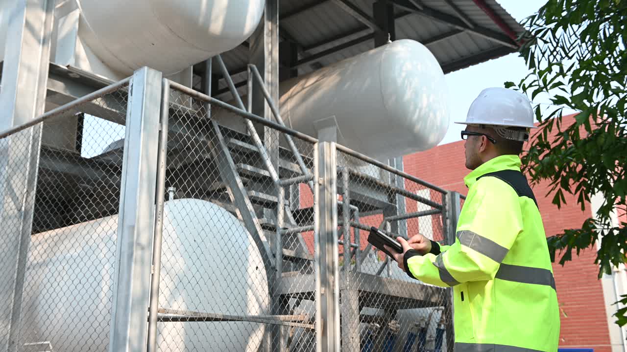 엔지니어들이 액체 헬을 보관하는 작업장