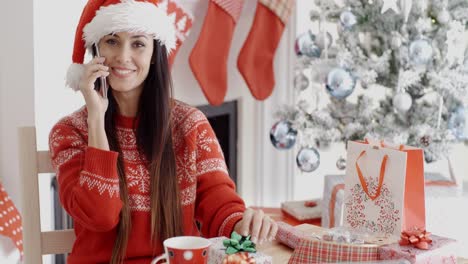 Mujer-Joven-Haciendo-Una-Llamada-De-Saludo-Navideño