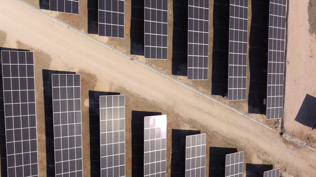 Vista aerea di un moderno parco solare integrato nel paesaggio di Cavdir.