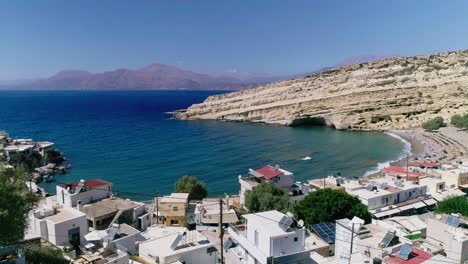 Hermosa-Vista-Desde-Un-Dron-Volando-Sobre-La-Playa-Y-La-Bahía-En-Matala-Creta-Grecia