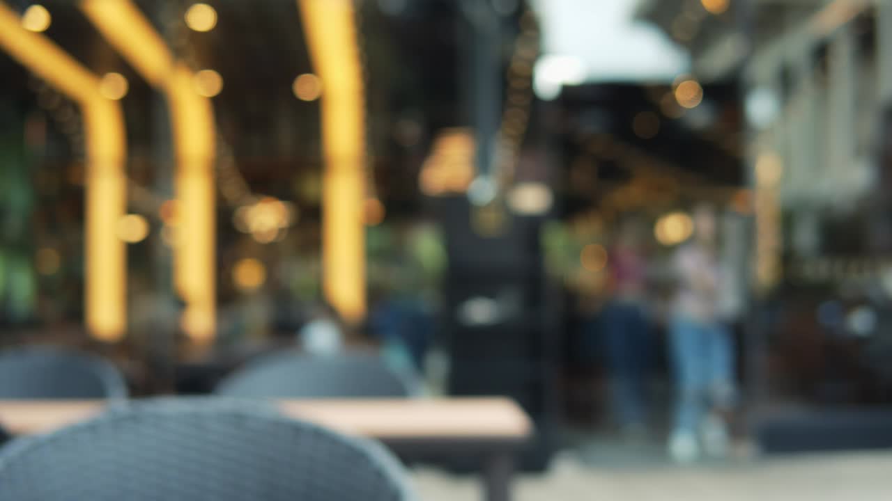 movimiento borroso de la gente en el restaurante fondo borroso