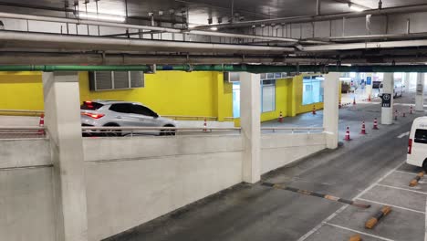 interior del garaje de aparcamiento subterráneo