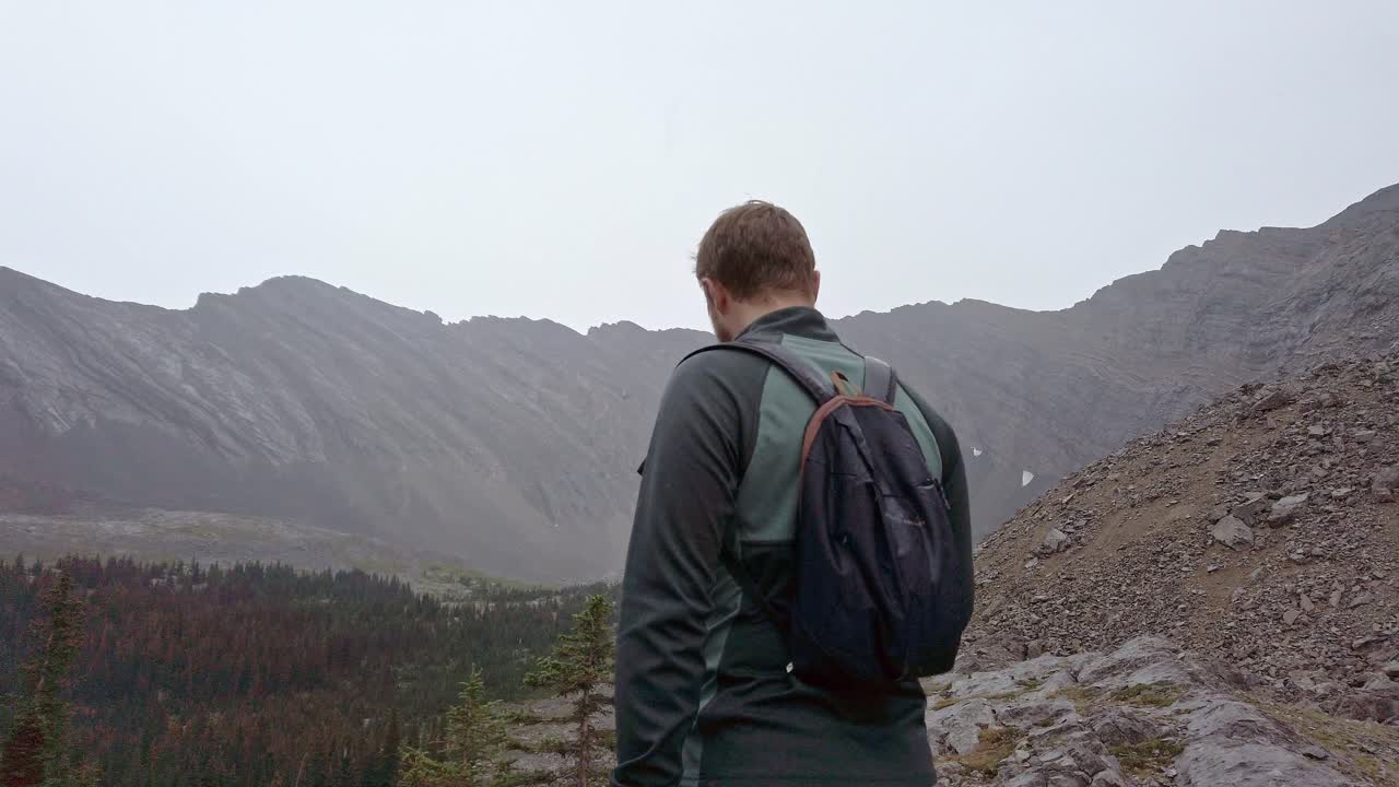 пеший турист на легком снегу ищет обведенную тропу
