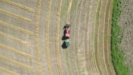 impresionante vista aérea del tractor empacando heno