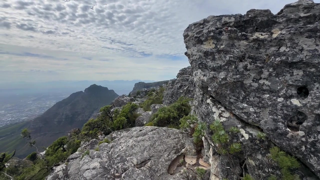 Vista panorâmica com pan à esquerda da Table Mountain. Cidade do Cabo, África do Sul.
