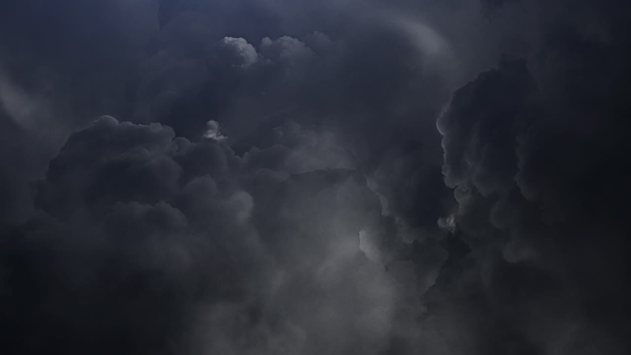 nubes cumulonimbus oscuras y en movimiento grises de 4k en el cielo, tormenta eléctrica