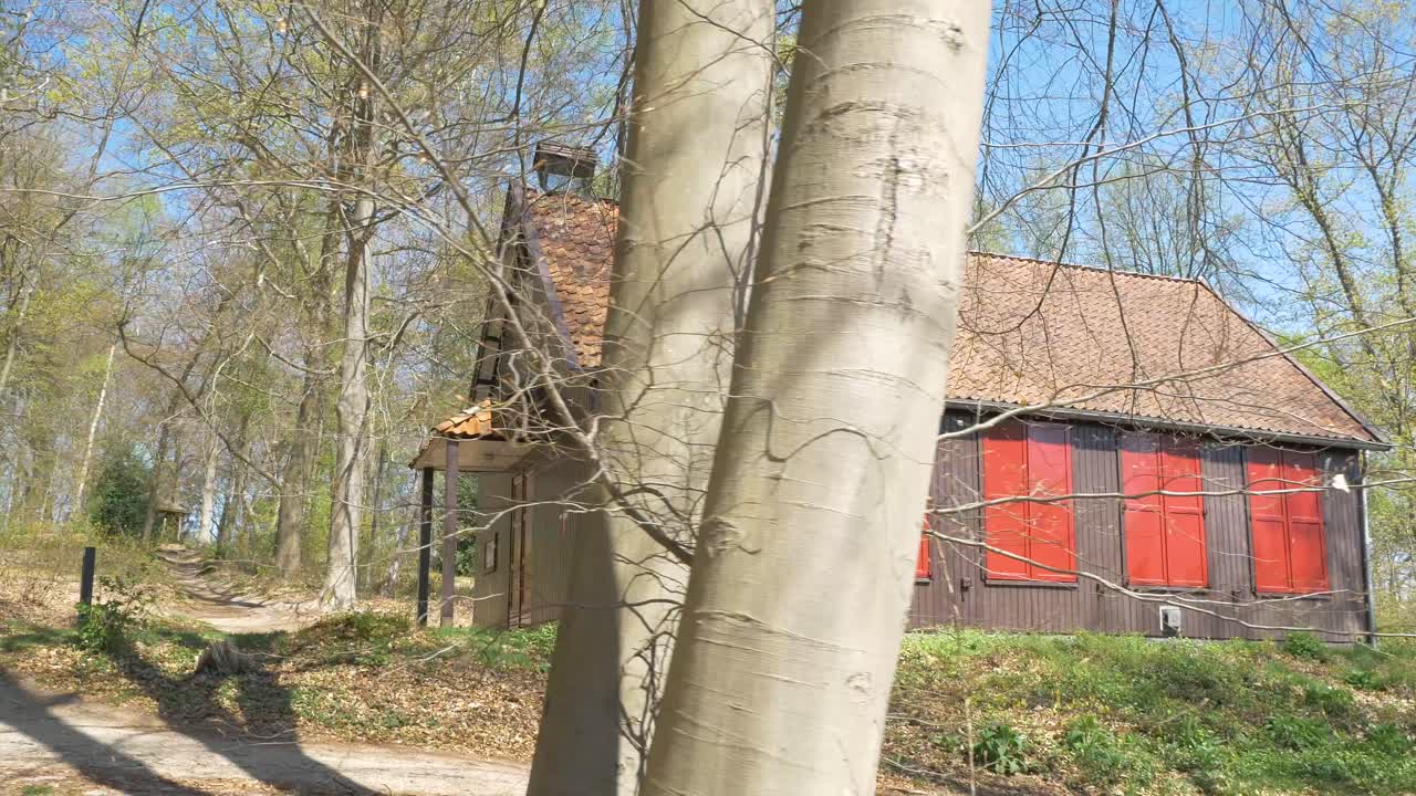 생활이나 휴가를 위한 숲속의 아름다운 집