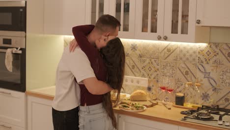 una pareja enamorada está pasando tiempo en casa.