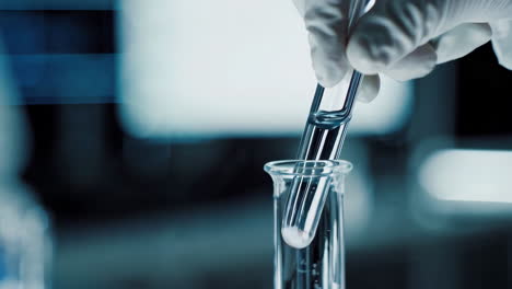 científicos que llevan a cabo experimentos en un laboratorio