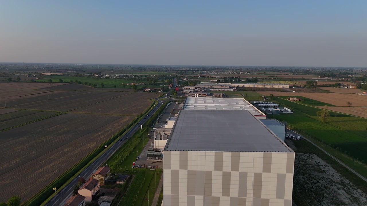 Magazzino frigorifero automatizzato Strada Provinciale SP426R Località Barabasca Fiorenzuola d'Arda Piacenza Emilia Romagna Italia vicino all'A1 e alla SS9 Via Emilia con contesto agricolo, ripresa aerea con drone, scorrimento a destra