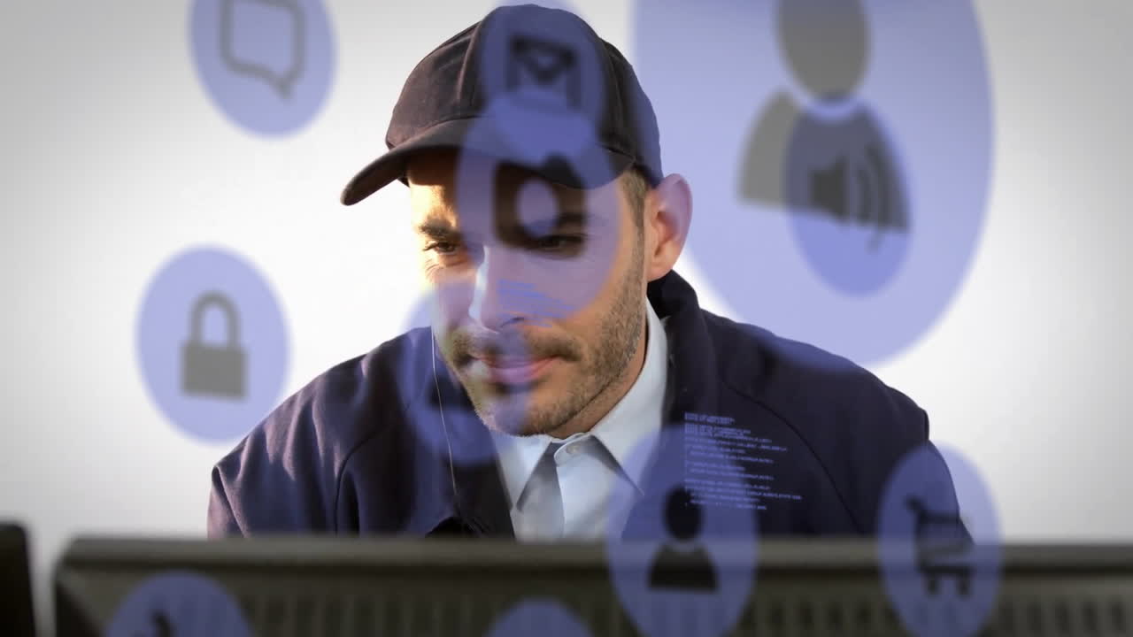 animación de procesamiento de datos e iconos de medios sobre guardia de seguridad caucásico masculino usando computadora