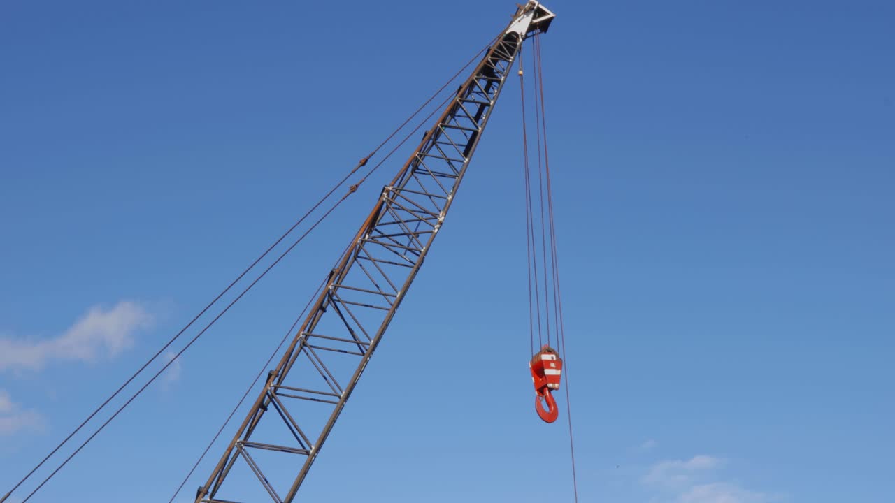 바람에 흔들리는 건설 갈고리