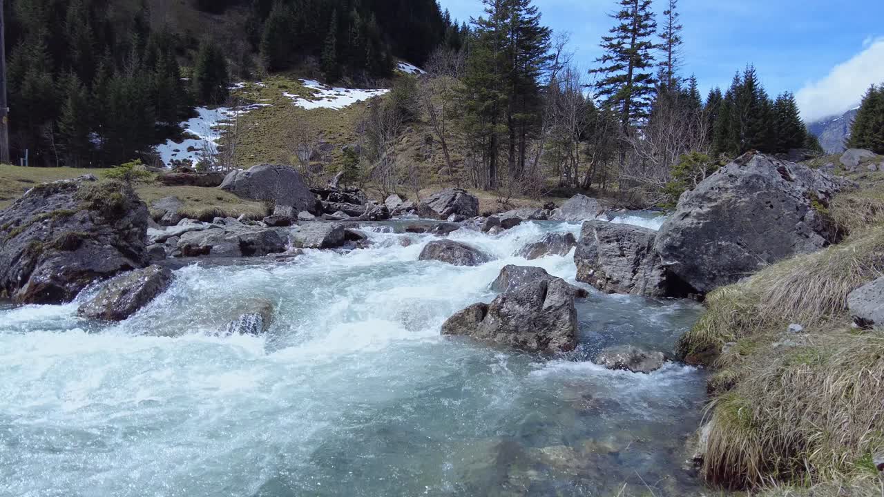 hermoso río pintoresco con agua clara en el paisaje montañoso suizo