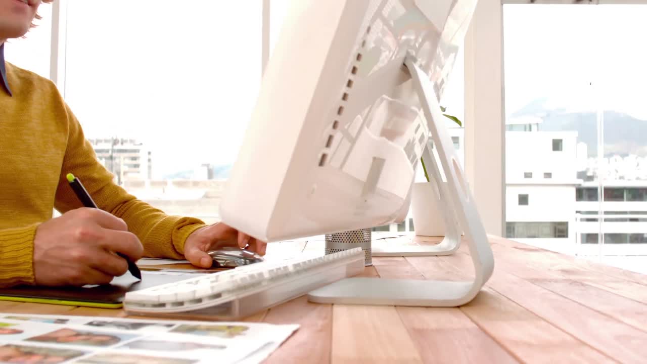 그래픽 태블릿에 그림을 그리는 젊은 창의적인 사업가