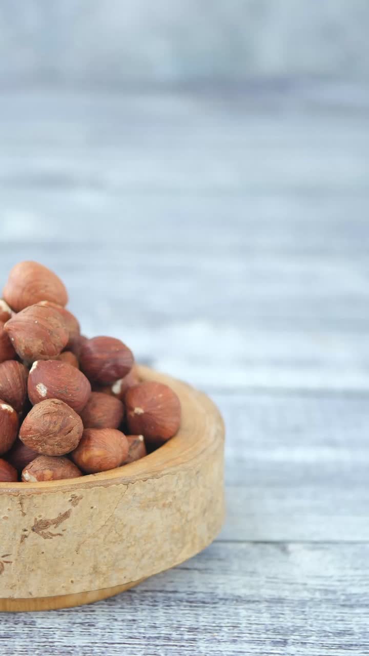 Primo piano di nocciole in una ciotola di legno