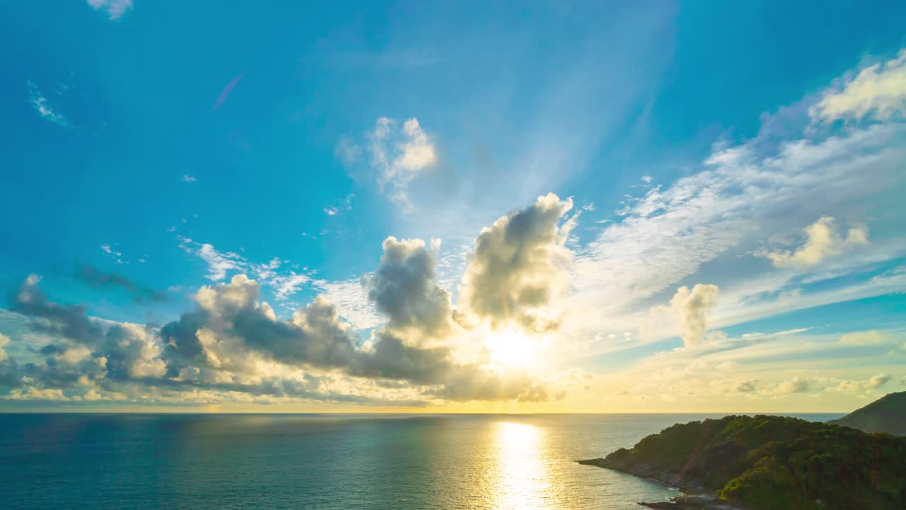 4k 고품질의 타임 스 비디오, 움직이는 구름 배경으로 다채로운 만적인 하늘 해가 지는 장면, 자연과 여행 컨셉에서 밤으로 시간 스.