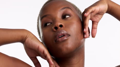 belleza, pose y manos en la cara de la mujer negra