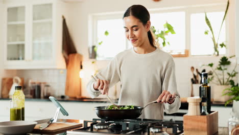 mujer cocinando verduras en la cocina