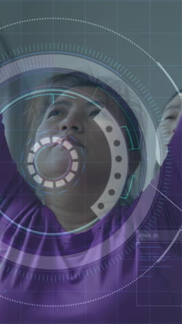 animación de escaneo de alcance y procesamiento de datos sobre mujer asiática haciendo ejercicio con la enfermera