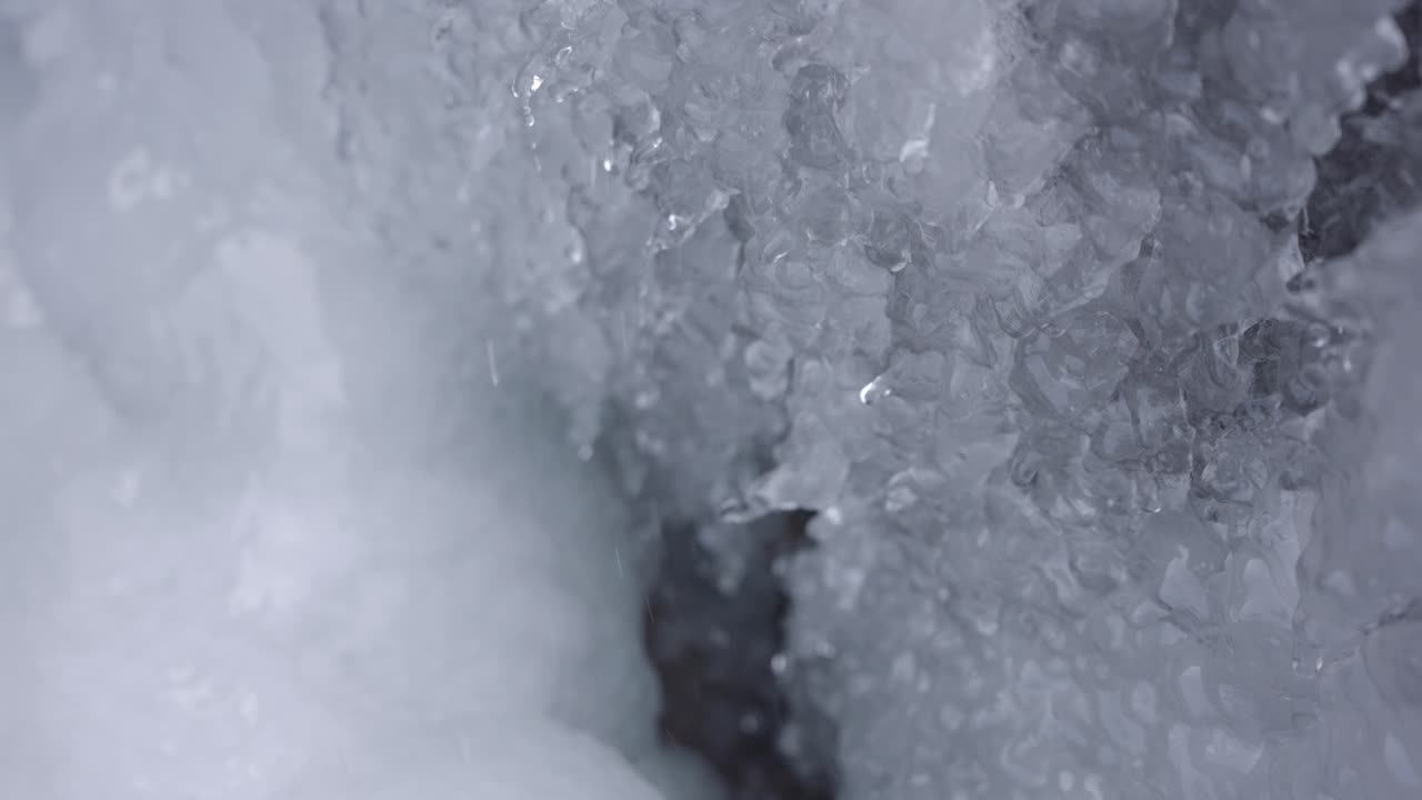 Nel freddo inverno, il fiume si ghiaccia e lunghi blocchi di ghiaccio pendono grondanti d'acqua