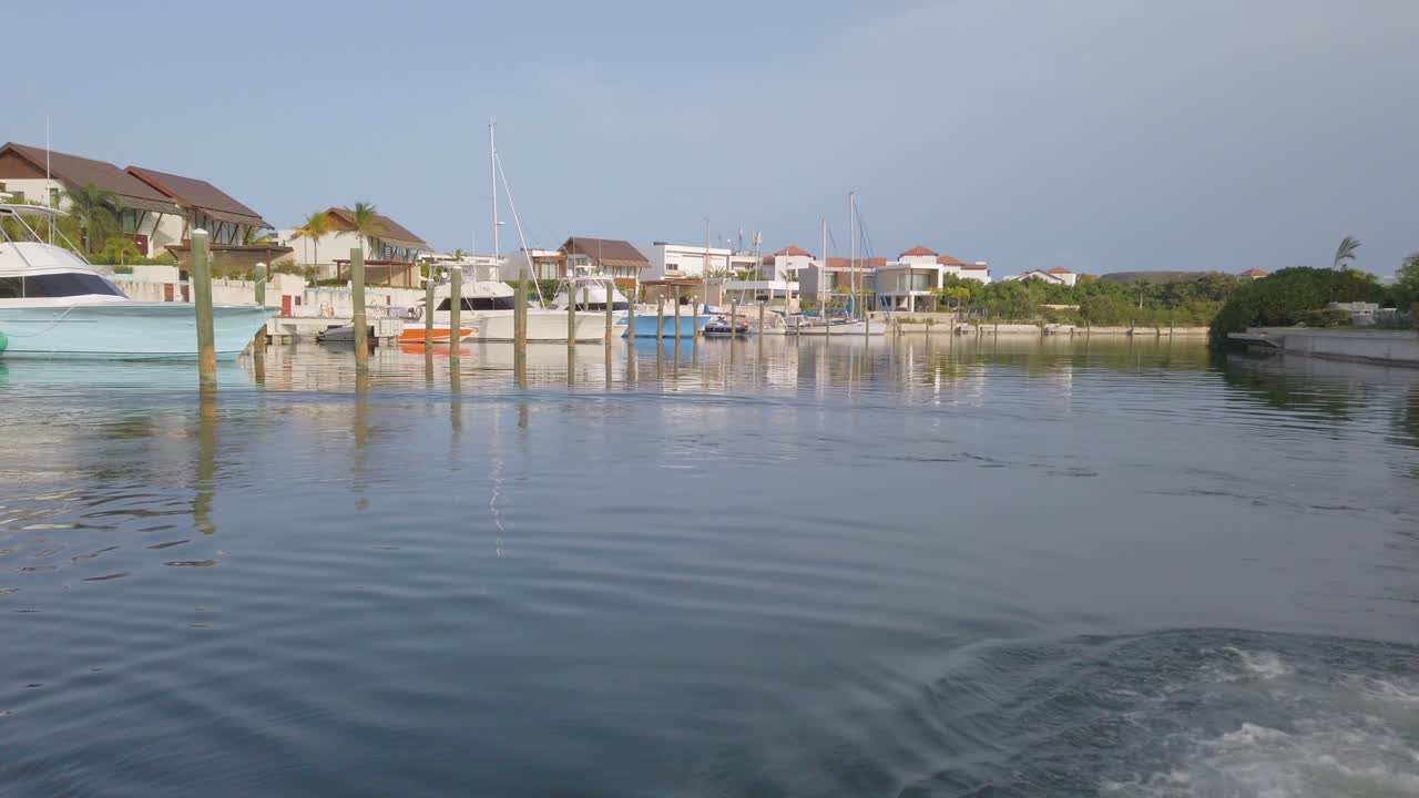 panorámica del puerto deportivo de cap cana al final de la tarde viendo hermosos yates atracados y aguas tranquilas