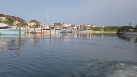 Panoramablick-Auf-Den-Jachthafen-Von-Cap-Cana-Am-Späten-Nachmittag-Mit-Wunderschönen-Angedockten-Yachten-Und-Ruhigem-Wasser