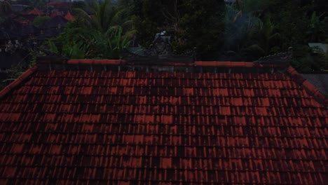vista aérea del techo de la casa de arcilla en el pueblo tropical