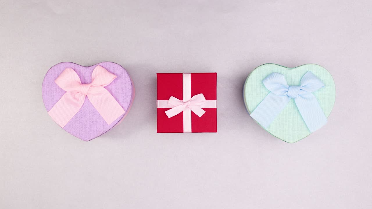 분홍색, 빨간색, 파란색 선물 박이는 스 모션