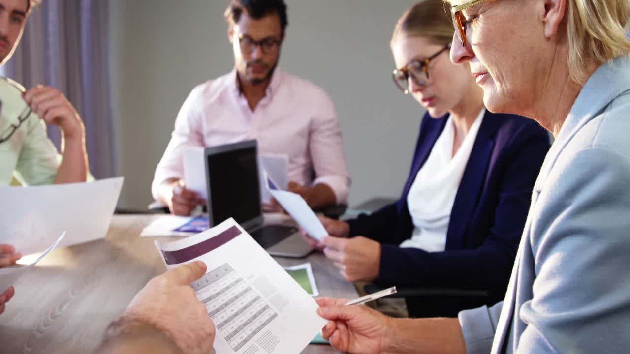 hombres de negocios interactuando sobre un documento